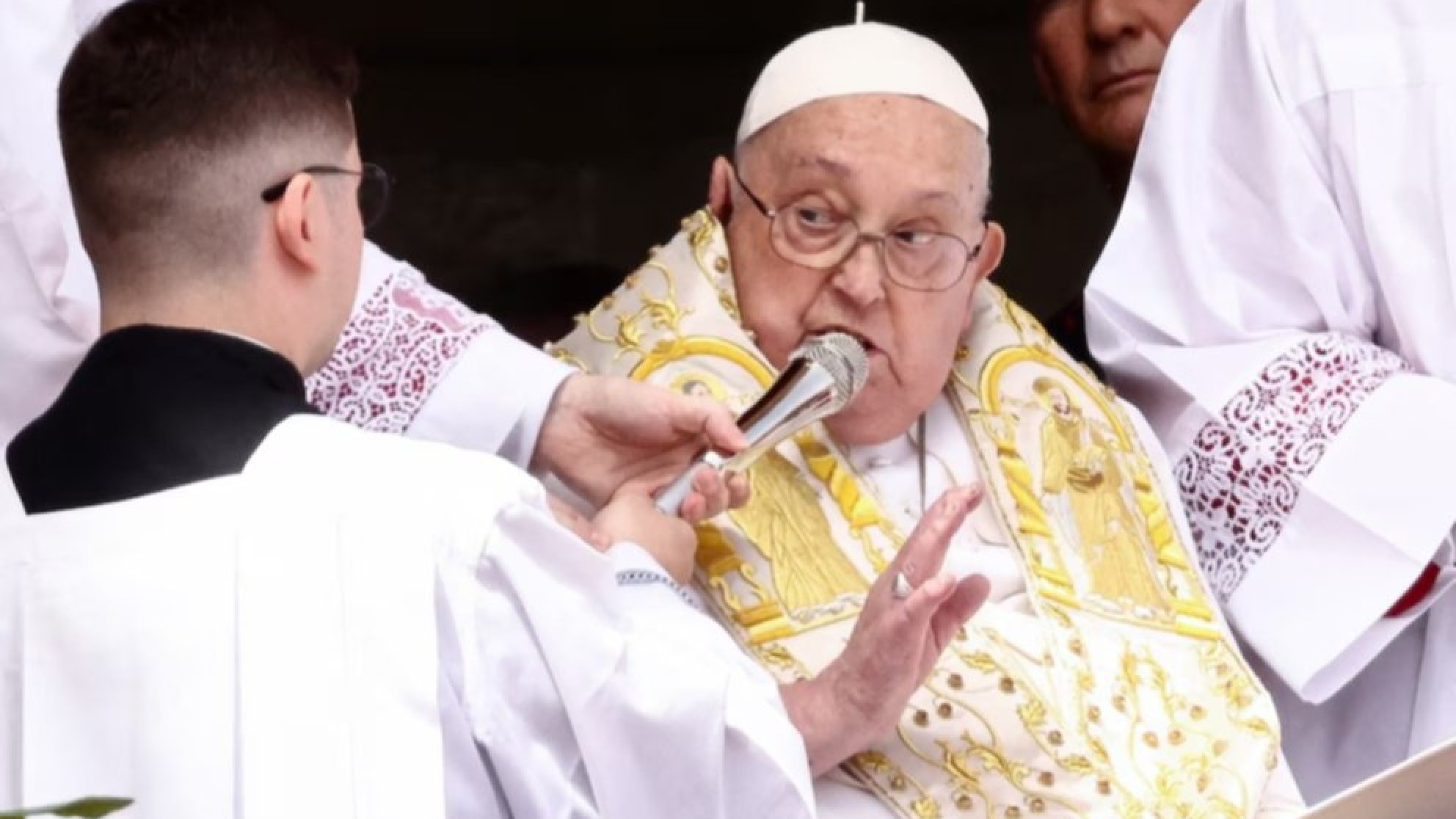Ante mas de 35.000 fieles, el Papa Francisco participó en la misa de Pascua del Vaticano
